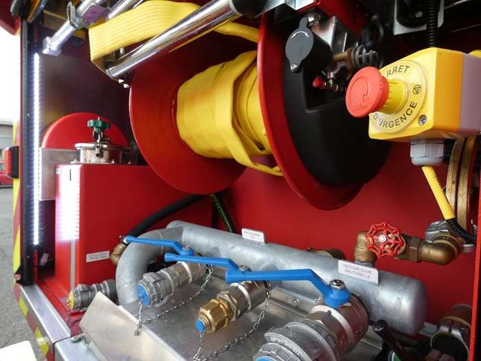 Détail technique d'un engin de secours : dévidoir, vannes et arrêt d'urgence