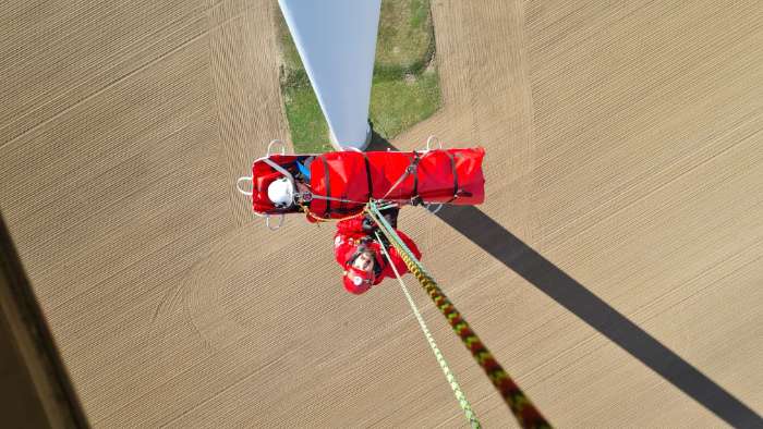 Sapeur-pompier du GRIMP en intervention sur éolienne avec civière