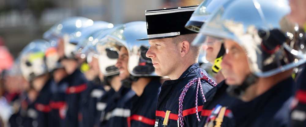 Sapeurs-pompiers de la Marne au garde-à-vous lors d'une cérémonie