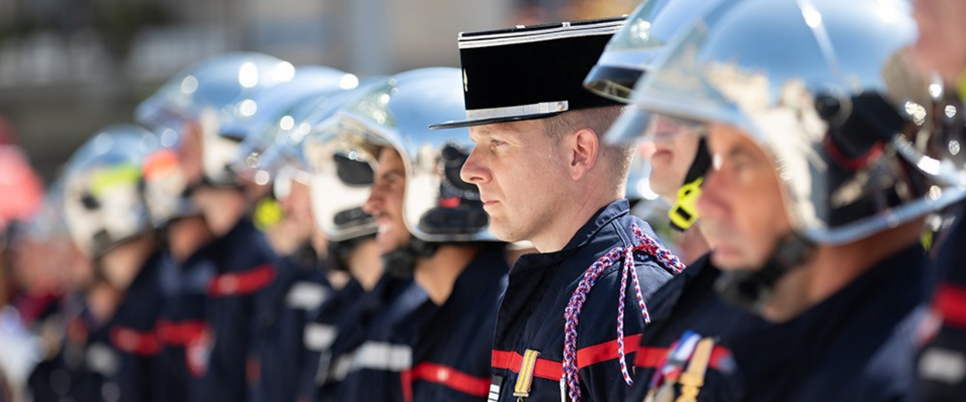 Sapeurs-pompiers de la Marne au garde-à-vous lors d'une cérémonie